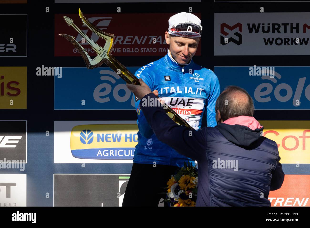 Rennsieger Tadej Pogacar aus Slowenien steht nach der 57.. Tirreno-Adriatico 2022 - Etappe 7 eine 159km Etappe von San Benedetto del Tronto nach San Benedetto del Tronto am 13. März 2022 auf dem Podium. (Foto von Cinzia Camela/LiveMedia/NurPhoto) Stockfoto