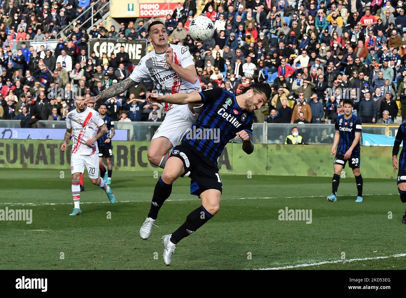 Head tckle von Emanuele Valeri (Cremonese) und Ernesto Torregrossa (Pisa) während des italienischen Fußballspiel Serie B AC Pisa gegen US Cremonese am 13. März 2022 in der Arena Garibaldi in Pisa, Italien (Foto by Gabriele Masotti/LiveMedia/NurPhoto) Stockfoto