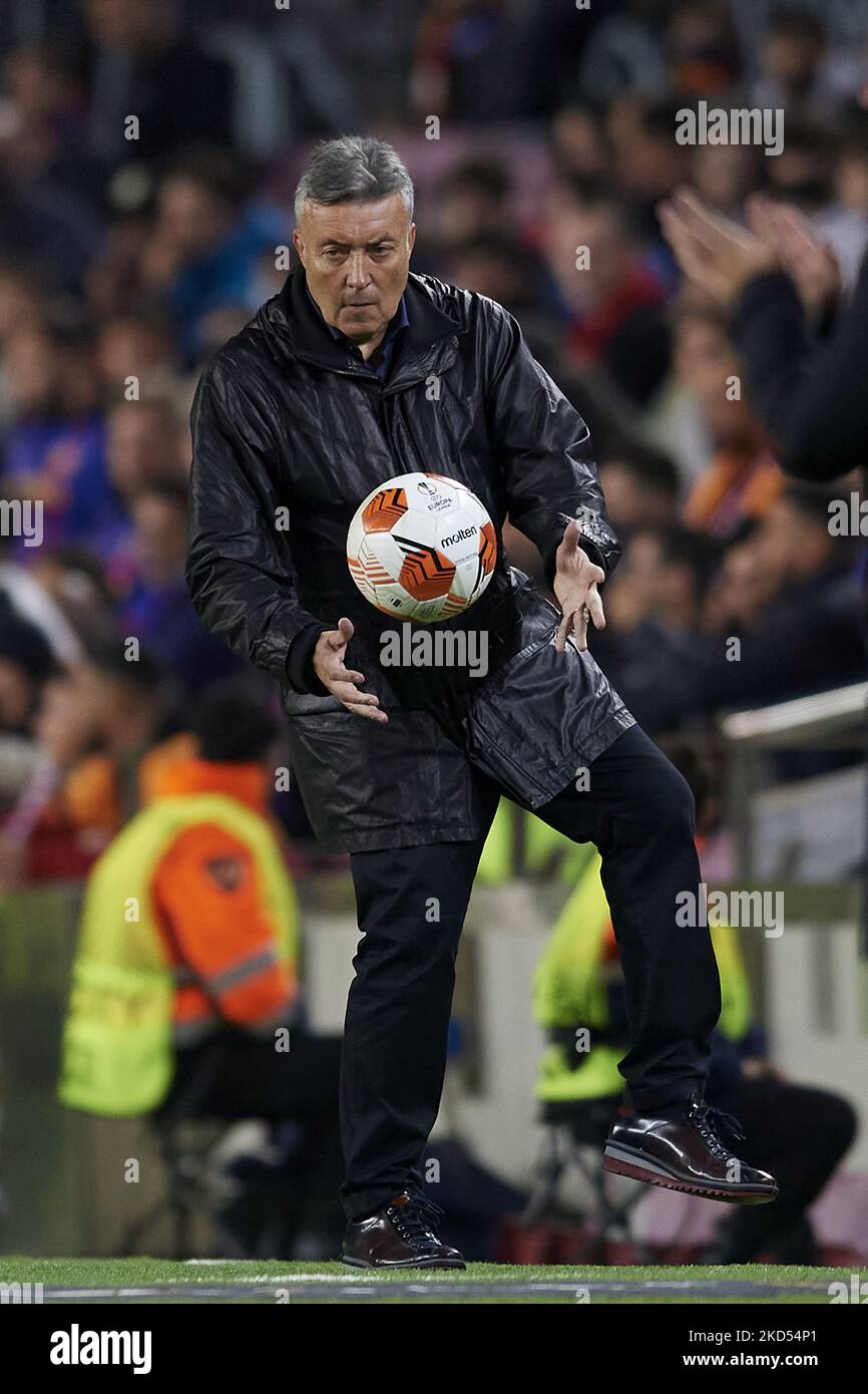 Domenec Torrent Cheftrainer von Galatasaray mit dem Ball während der UEFA Europa League Runde von 16 Leg One Spiel zwischen dem FC Barcelona und Galatasaray im Camp Nou am 10. März 2022 in Barcelona, Spanien. (Foto von Jose Breton/Pics Action/NurPhoto) Stockfoto