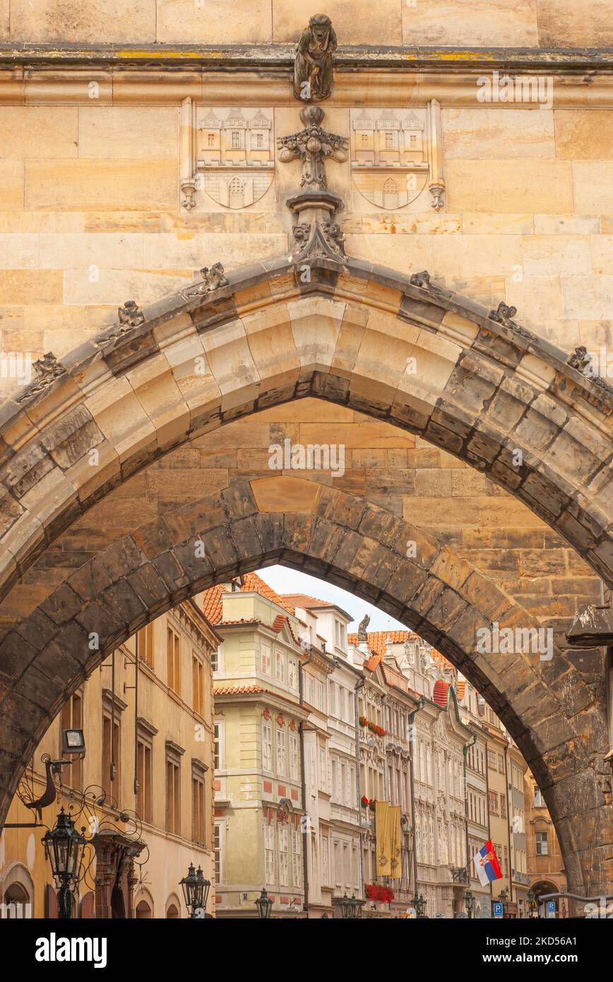 Dies ist eine Unterstützung für die Karlsbrücke in Prag. Spazieren Sie durch den Bogen zum Einkaufen und besuchen Sie die Altstadt in der Tschechischen Republik. Stockfoto