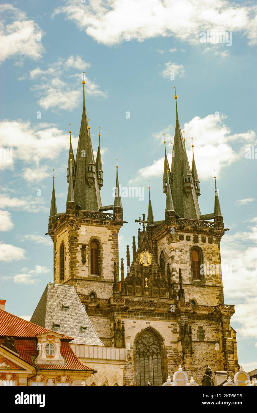 Turmspitzen und zwei Türme mit verschlungener Gestaltung überragen diese wunderschöne, östlich-orthodoxe Kirche in der Altstadt von Prag, Tschechien. Die Türme sind prachtvoll. Stockfoto