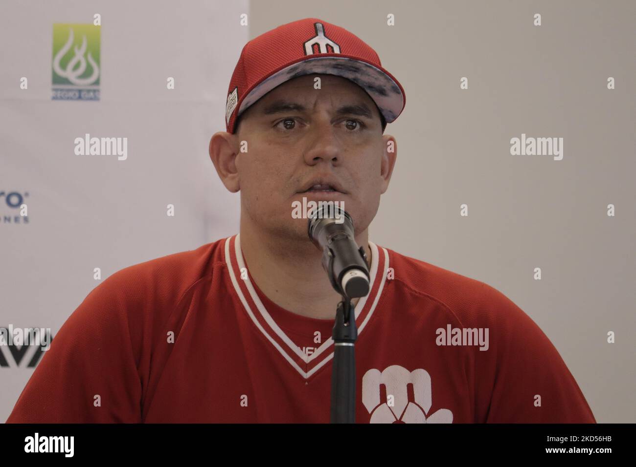 Arturo López, Mitglied des Teams von Diablos Rojos del México, während einer Pressekonferenz anlässlich ihrer Trainingseinheit und des Starts der Vorsaison 2022 im Estadio Alfredo Harp Helú in Mexiko-Stadt. An diesem ersten Trainingstag waren 20 Außenfeldspieler und 25 Pitcher dabei, und das Team wartet auf den Bericht der Kanoneballers Japhet Amador und der amerikanischen Verstärkung Justin Bour. (Foto von Gerardo Vieyra/NurPhoto) Stockfoto