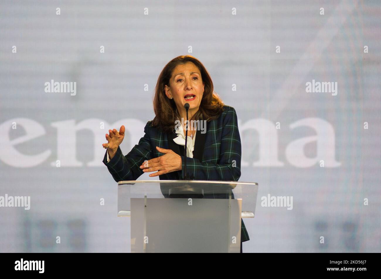 Ingrid Betancourt, die Präsidentschaftskandidatin der französisch-kolumbianischen Mitte, spricht in der ersten Debatte nach den Vorwahlen in Bogota, Kolumbien, am 14. März 2022. Petro von der linken Koalition „Pacto Historico“ gewann die meisten Stimmen während der Vorkonsultation während der Kongresswahlen. (Foto von Sebastian Barros/NurPhoto) Stockfoto