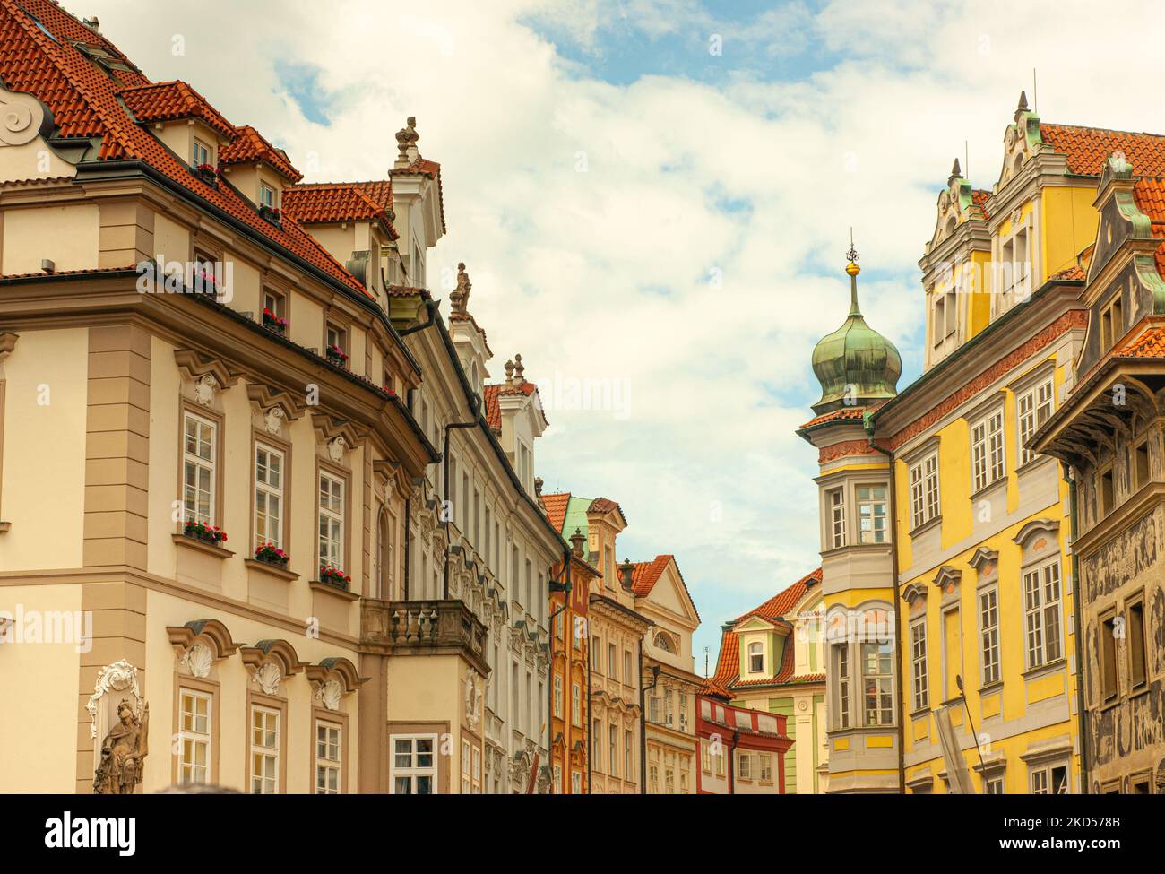 Die Gebäude in der Prager Altstadt sind dicht beieinander, die roten Dächer und Fassaden sind hell, sauber und farbenfroh. Die Architektur ist mittelalterlich mit charmanten Schnickschnack. Stockfoto