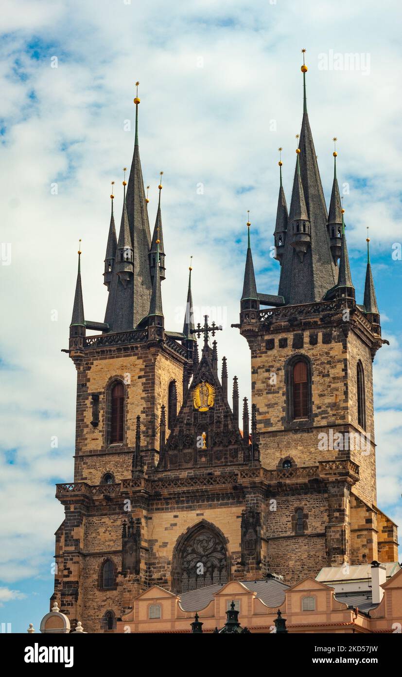 Turmspitzen und zwei Türme mit verschlungener Gestaltung überragen diese wunderschöne, östlich-orthodoxe Kirche in der Altstadt von Prag, Tschechien. Die Türme sind prachtvoll. Stockfoto