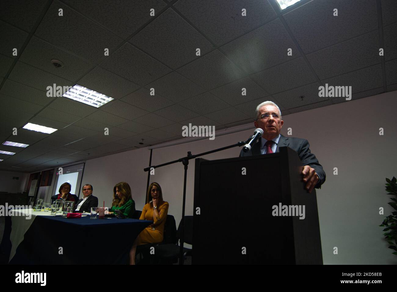 Der ehemalige kolumbianische Präsident Alvaro Uribe Velez spricht während des Parteitreffens von Centro Democratico, um einen Weg für die Präsidentschaftswahlen 2022 in Kolumbien nach den Vorwahlen in Bogota, Kolumbien, am 15. März 2022 zu wählen. (Foto von Sebastian Barros/NurPhoto) Stockfoto