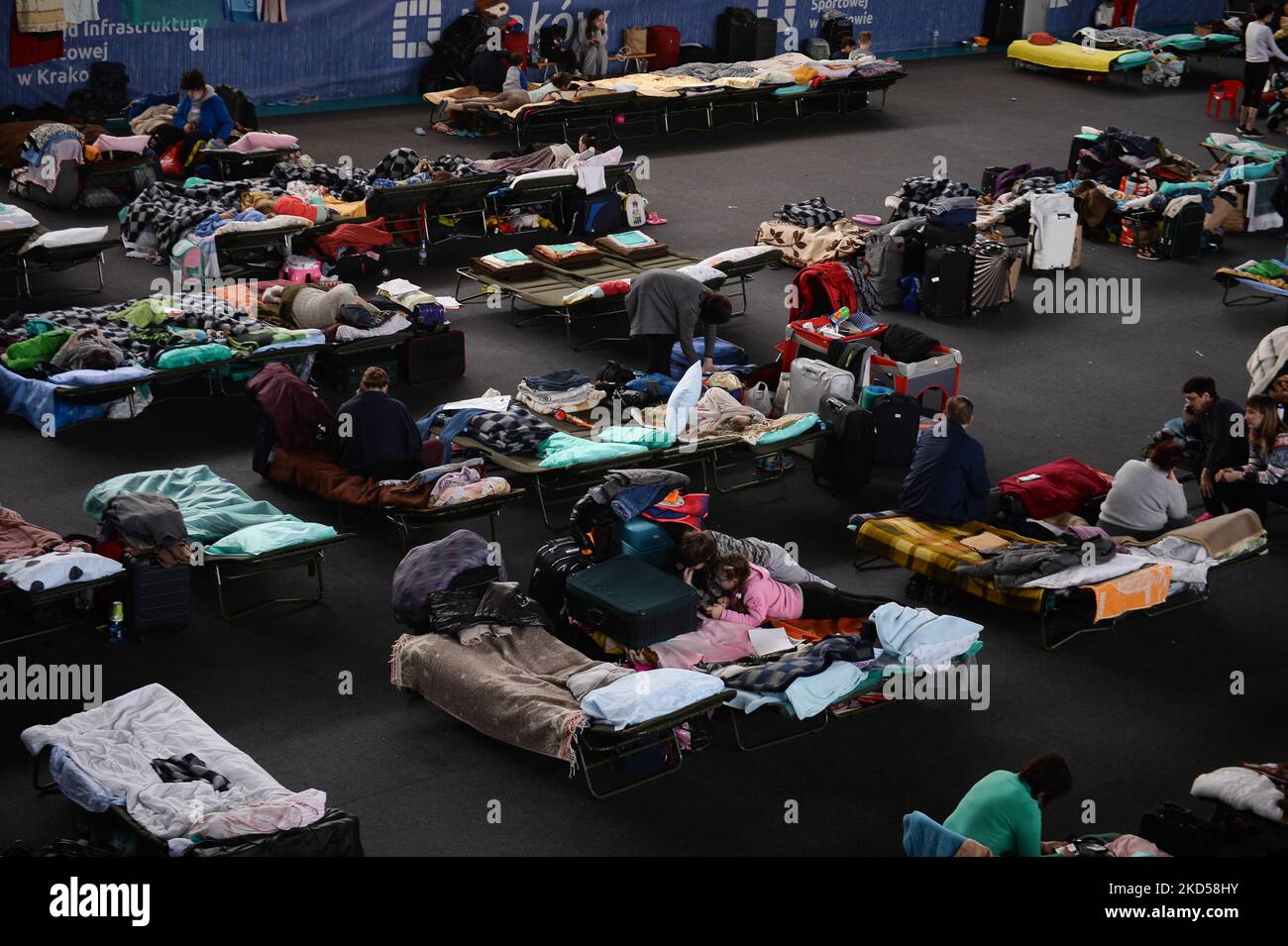 Menschen, die aus der Ukraine fliehen, ruhen in einem provisorischen Unterschlupf, das am 15. März 2022 in der Sporthalle in Krakau, Polen, organisiert wurde. Tausende Flüchtlinge aus der Ukraine kommen nach der russischen Invasion nach Polen. (Foto von Jakub Porzycki/NurPhoto) Stockfoto