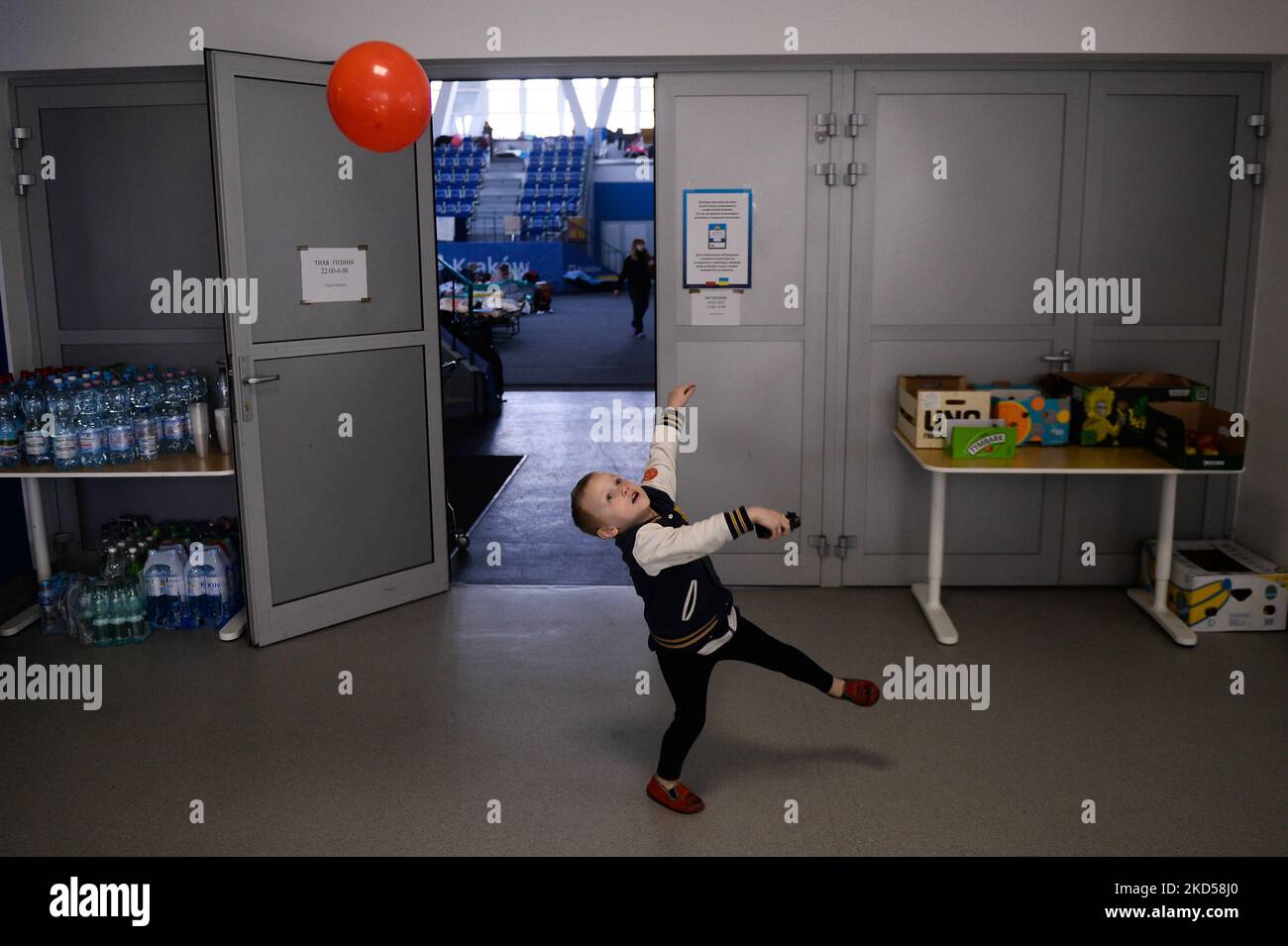 Ein Kind, das aus der Ukraine flüchtet, spielt in dem provisorischen Tierheim, das am 15. März 2022 in der Sporthalle in Krakau, Polen, organisiert wurde. Tausende Flüchtlinge aus der Ukraine kommen nach der russischen Invasion nach Polen. (Foto von Jakub Porzycki/NurPhoto) Stockfoto