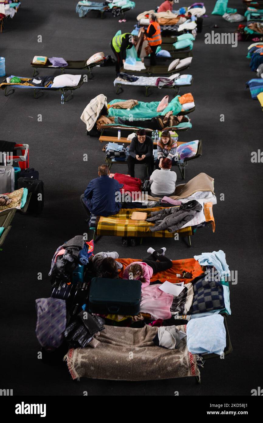 Menschen, die aus der Ukraine fliehen, ruhen in einem provisorischen Unterschlupf, das am 15. März 2022 in der Sporthalle in Krakau, Polen, organisiert wurde. Tausende Flüchtlinge aus der Ukraine kommen nach der russischen Invasion nach Polen. (Foto von Jakub Porzycki/NurPhoto) Stockfoto