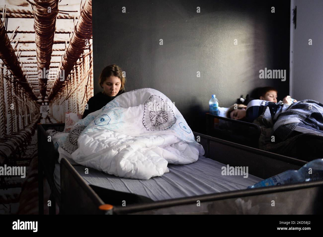 Menschen, die aus der Ukraine fliehen, ruhen in einem provisorischen Tierheim, das am 15. März 2022 in der Kunstschule in Krakau, Polen, organisiert wurde. Tausende Flüchtlinge aus der Ukraine kommen nach der russischen Invasion nach Polen. (Foto von Jakub Porzycki/NurPhoto) Stockfoto
