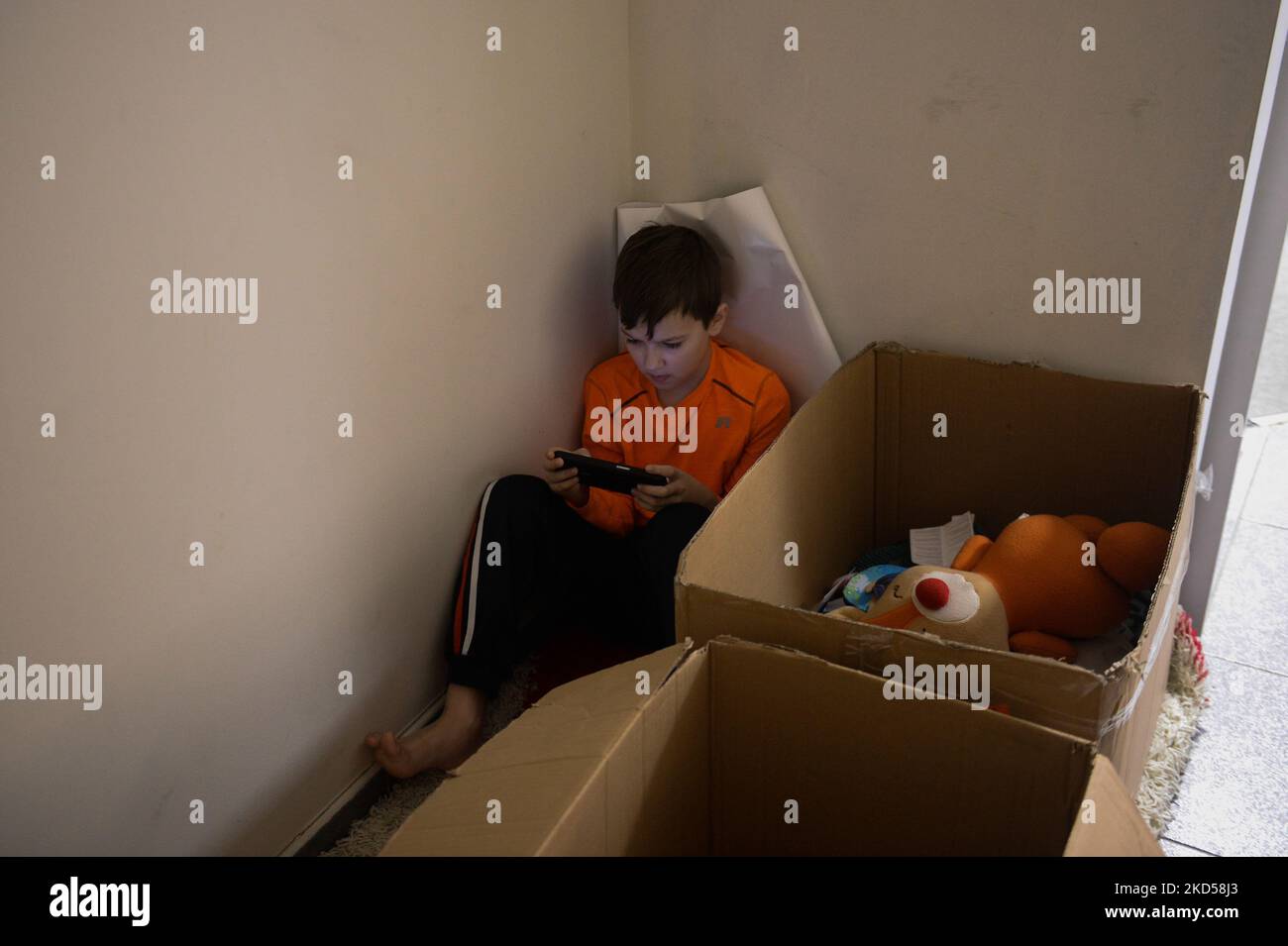 Ein Junge, der aus der Ukraine flüchtet, ruht sich in einem provisorischen Tierheim aus, das am 15. März 2022 in der Kunstschule in Krakau, Polen, organisiert wurde. Tausende Flüchtlinge aus der Ukraine kommen nach der russischen Invasion nach Polen. (Foto von Jakub Porzycki/NurPhoto) Stockfoto