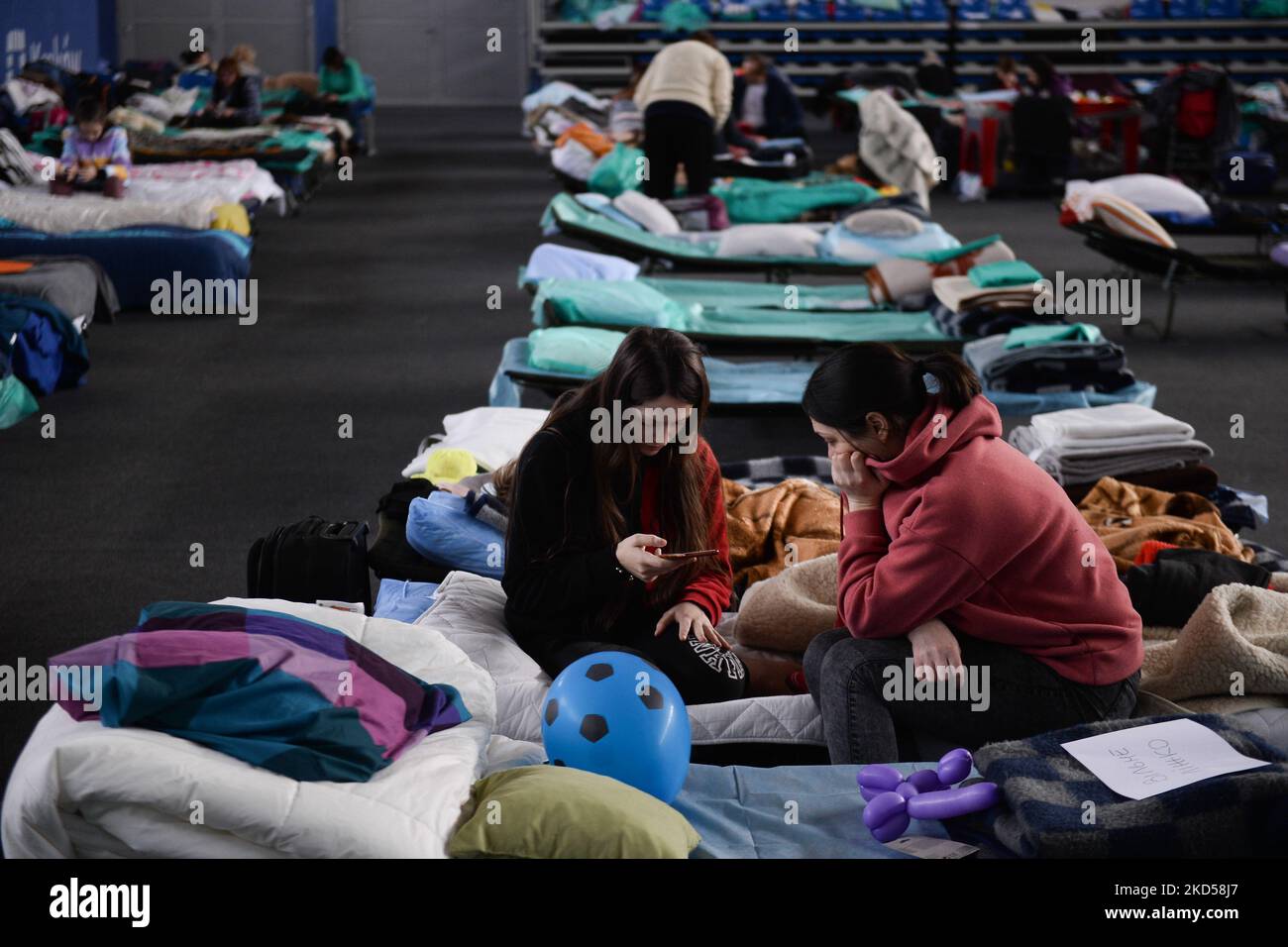 Menschen, die aus der Ukraine fliehen, ruhen in einem provisorischen Unterschlupf, das am 15. März 2022 in der Sporthalle in Krakau, Polen, organisiert wurde. Tausende Flüchtlinge aus der Ukraine kommen nach der russischen Invasion nach Polen. (Foto von Jakub Porzycki/NurPhoto) Stockfoto