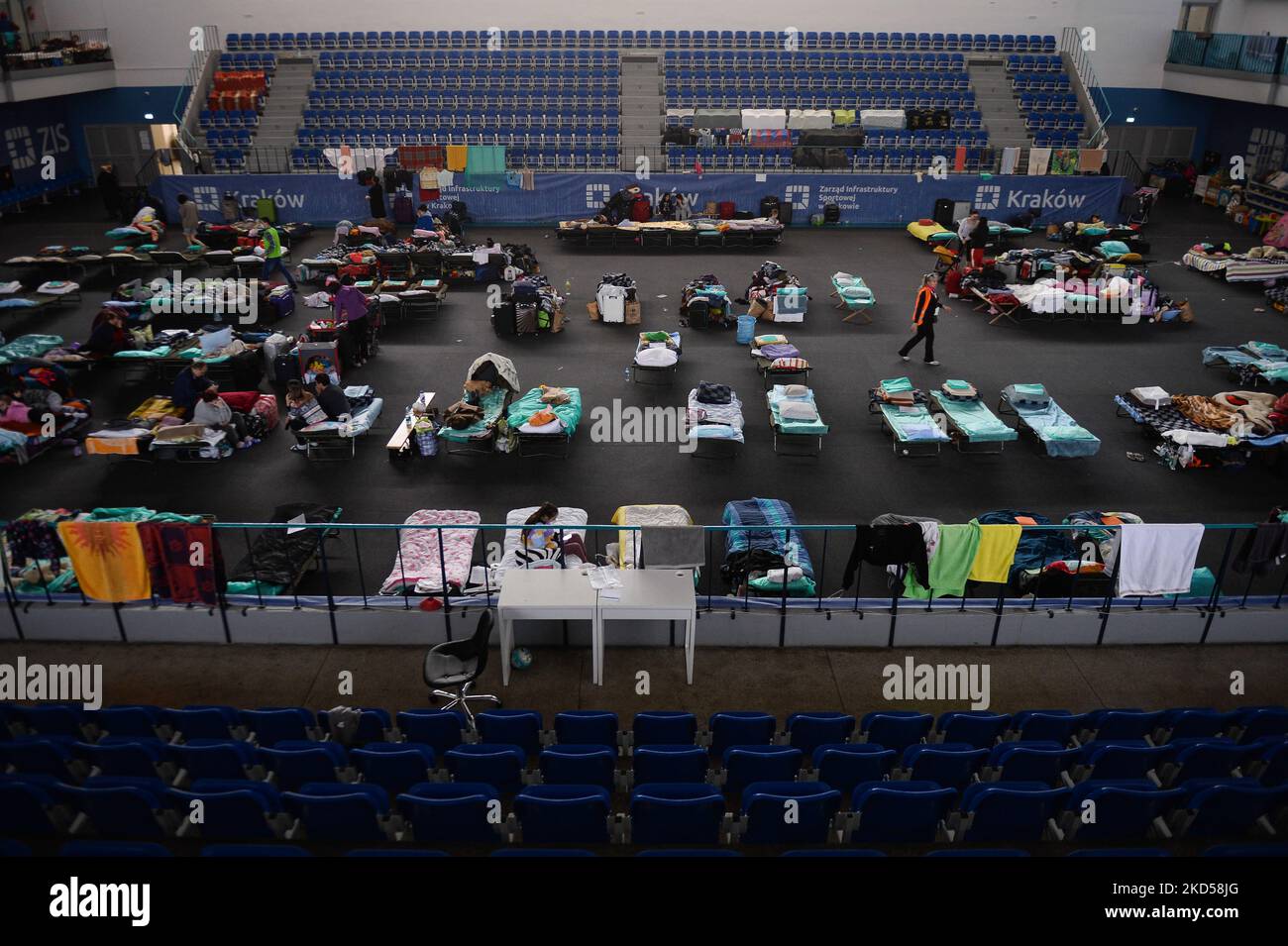 Menschen, die aus der Ukraine fliehen, ruhen in einem provisorischen Unterschlupf, das am 15. März 2022 in der Sporthalle in Krakau, Polen, organisiert wurde. Tausende Flüchtlinge aus der Ukraine kommen nach der russischen Invasion nach Polen. (Foto von Jakub Porzycki/NurPhoto) Stockfoto
