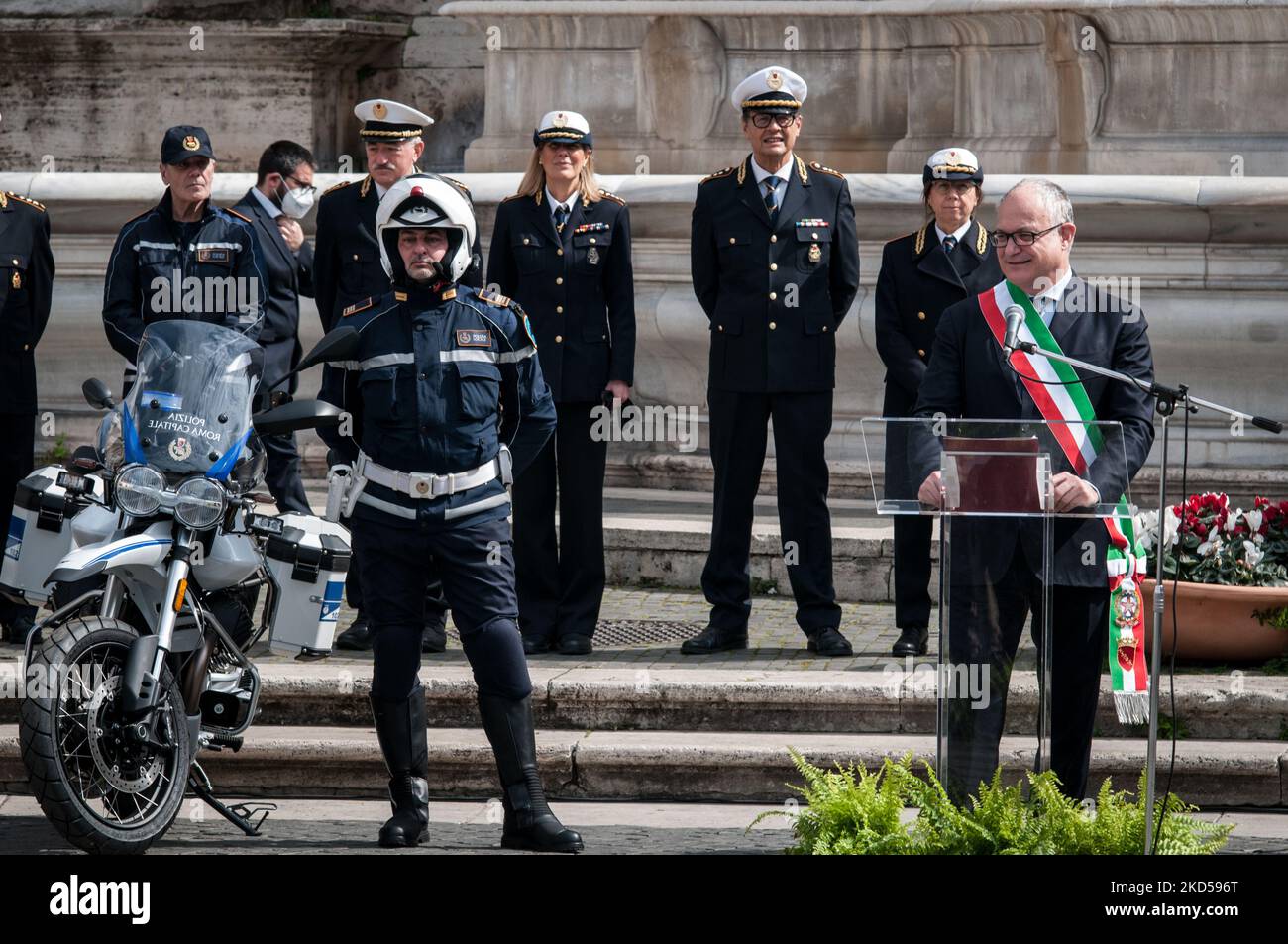 Der Bürgermeister von Rom, Roberto Gualtieri, mit dem Kommandanten der lokalen Polizei, Ugo Angeloni, sprach bei der Einweihungsfeier der neuen Flotte von Guzzi Motorrädern der römischen Hauptstadtpolizei am 15. März 2022 in Rom, Italien. (Foto von Andrea Ronchini/NurPhoto) Stockfoto