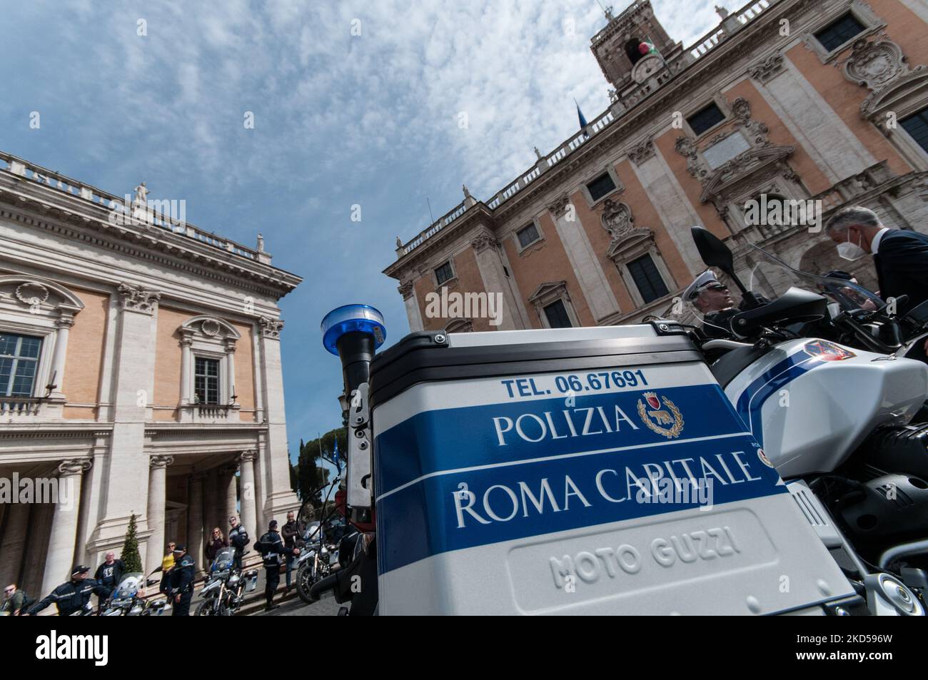 Der Bürgermeister von Rom, Roberto Gualtieri, mit dem Kommandanten der lokalen Polizei, Ugo Angeloni, sprach bei der Einweihungsfeier der neuen Flotte von Guzzi Motorrädern der römischen Hauptstadtpolizei am 15. März 2022 in Rom, Italien. (Foto von Andrea Ronchini/NurPhoto) Stockfoto
