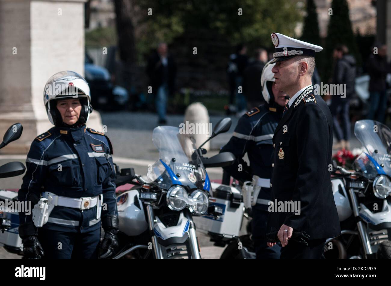Der Bürgermeister von Rom, Roberto Gualtieri, mit dem Kommandanten der lokalen Polizei, Ugo Angeloni, sprach bei der Einweihungsfeier der neuen Flotte von Guzzi Motorrädern der römischen Hauptstadtpolizei am 15. März 2022 in Rom, Italien. (Foto von Andrea Ronchini/NurPhoto) Stockfoto