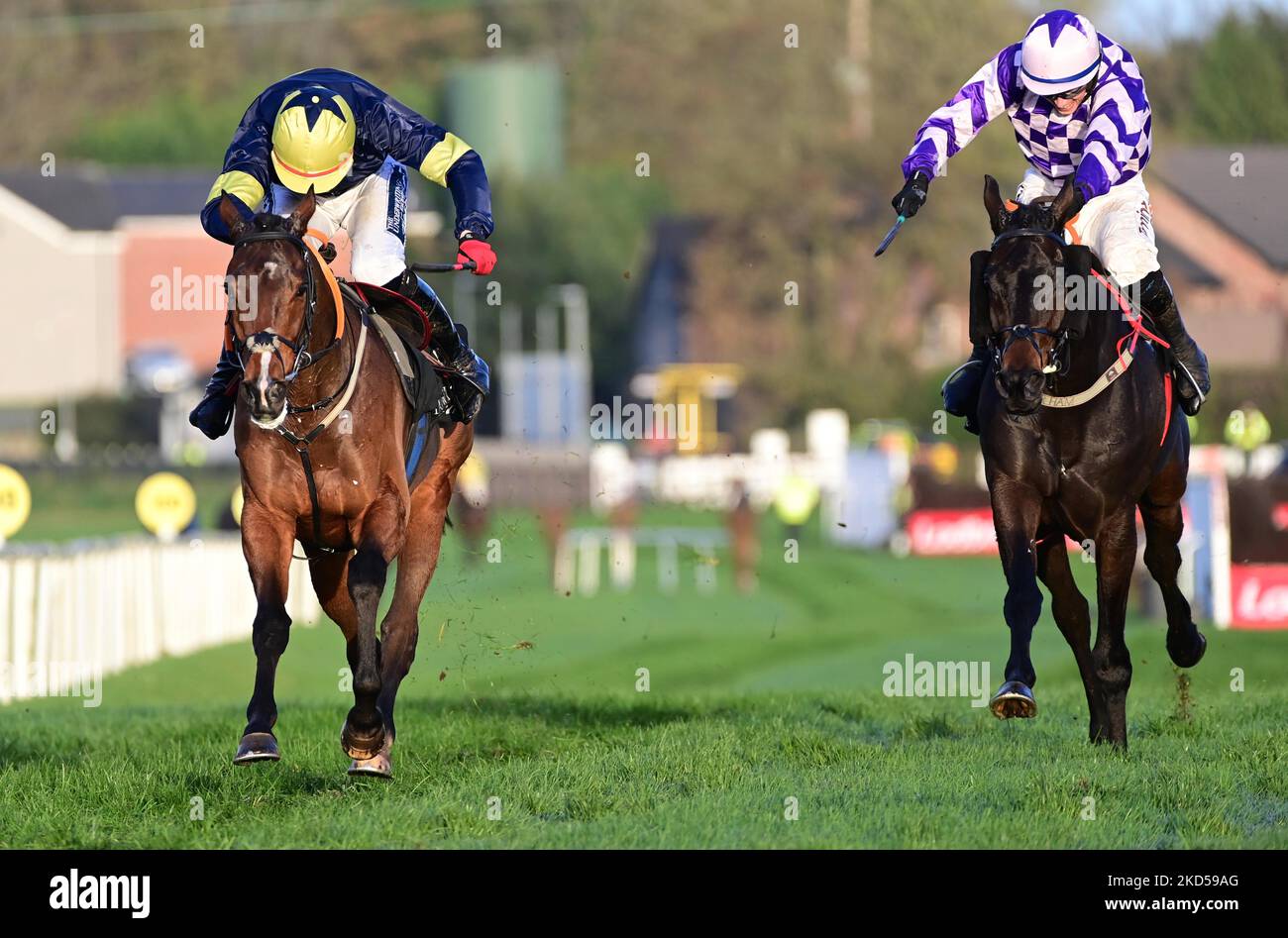 Endgültige Bestellungen von Jockey Keith Donoghue (links) auf dem Weg zum Gewinn Starten Sie jetzt Ihre kostenlose Testversion um racingtv.com Uhr Handicap Chase während des zweiten Tages des Ladbrokes Festival of Racing auf der Down Royal Racecourse, Lisburn. Bilddatum: Samstag, 5. November 2022. Stockfoto