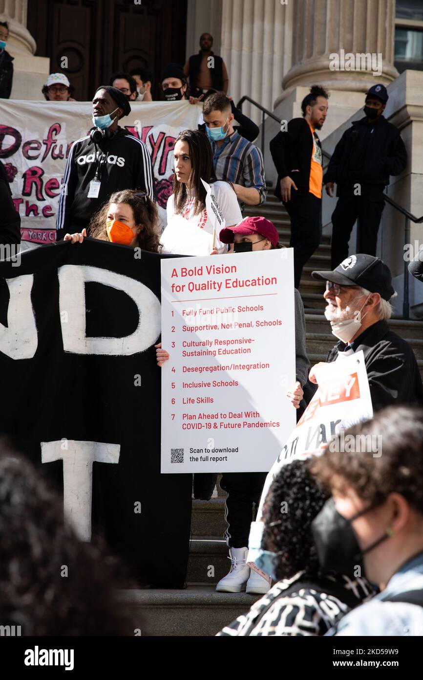 Eine Koalition aus Gemeindeorganisationen und gewählten Beamten gab am 16. März 2022 im Tweed Courthouse in New York City die Antwort des Volkes auf den Haushalt des Bürgermeisters und forderte eine erweiterte Finanzierung für Gesundheitsversorgung, Bildung und Wohnraum. (Foto von Karla Ann Cote/NurPhoto) Stockfoto