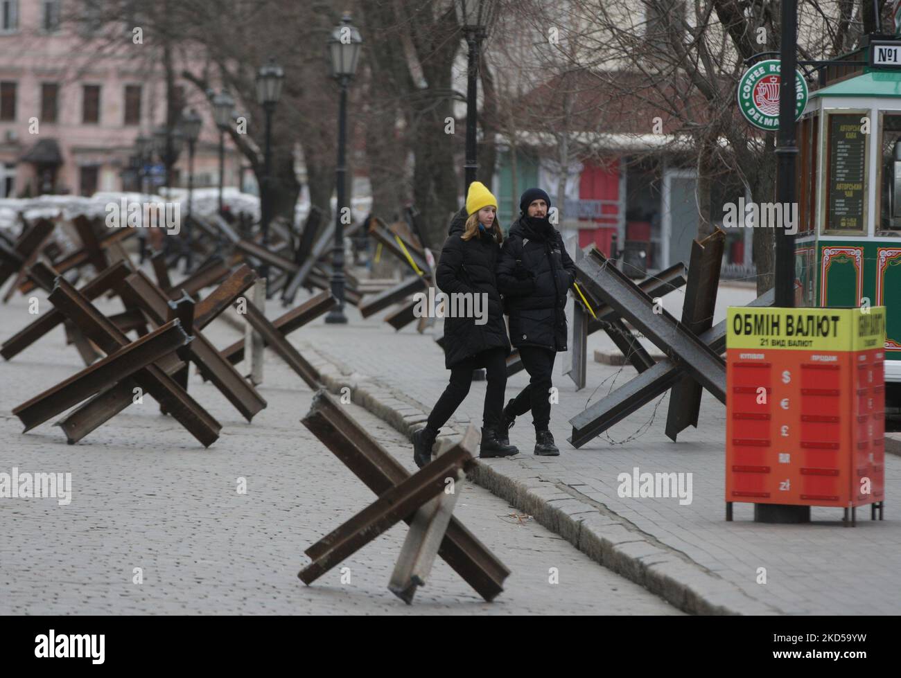 Ukrainer gehen nach dem Beginn der russischen Invasion während des Ukraine-Russland-Kriegs im Zentrum der Stadt Odesa, Ukraine, am 16. März 2022 an Panzerschutzhemmnissen vorbei. (Foto von STR/NurPhoto) Stockfoto