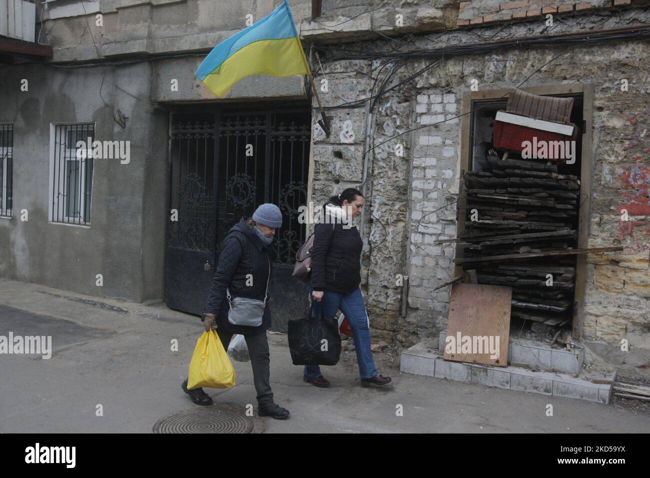 Ukrainer gehen nach dem Beginn der russischen Invasion während des Ukraine-Russland-Kriegs im Zentrum der Stadt Odesa, Ukraine 16. März 2022. (Foto von STR/NurPhoto) Stockfoto