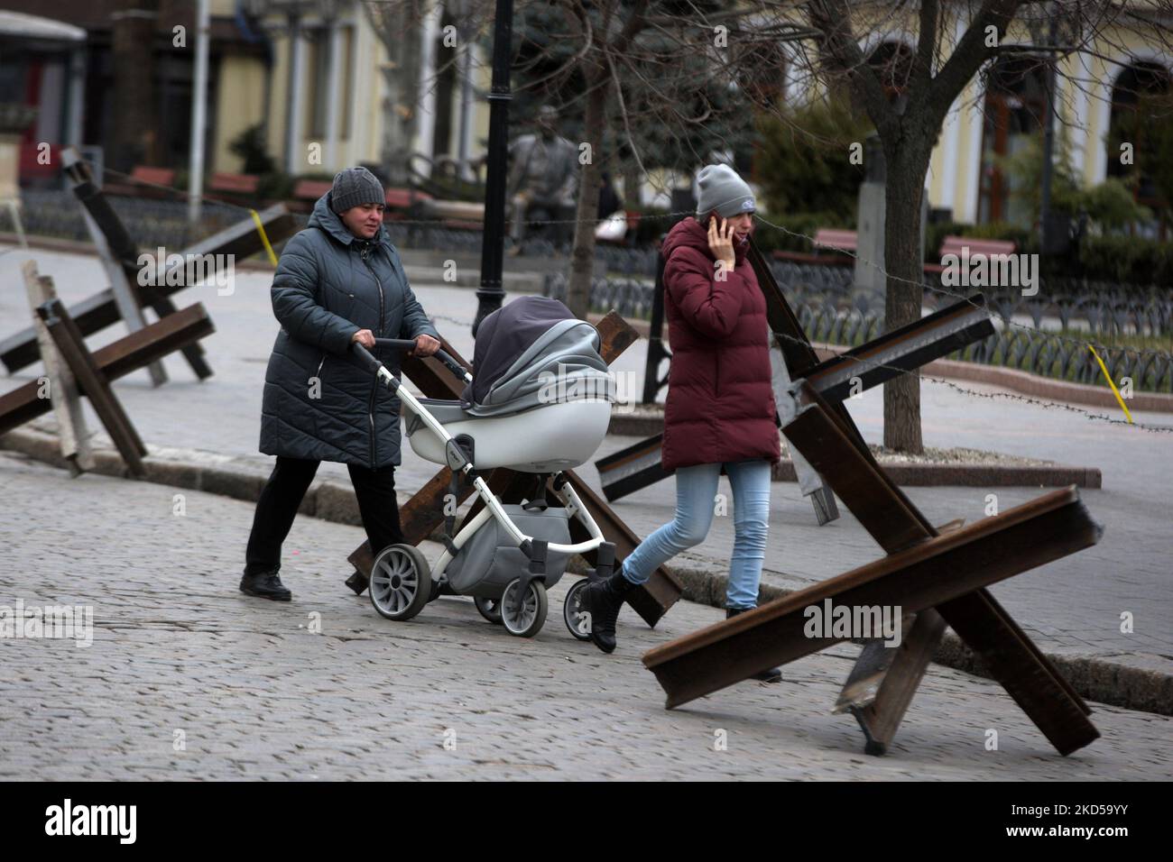 Ukrainer gehen nach dem Beginn der russischen Invasion während des Ukraine-Russland-Kriegs im Zentrum der Stadt Odesa, Ukraine, am 16. März 2022 an Panzerschutzhemmnissen vorbei. (Foto von STR/NurPhoto) Stockfoto