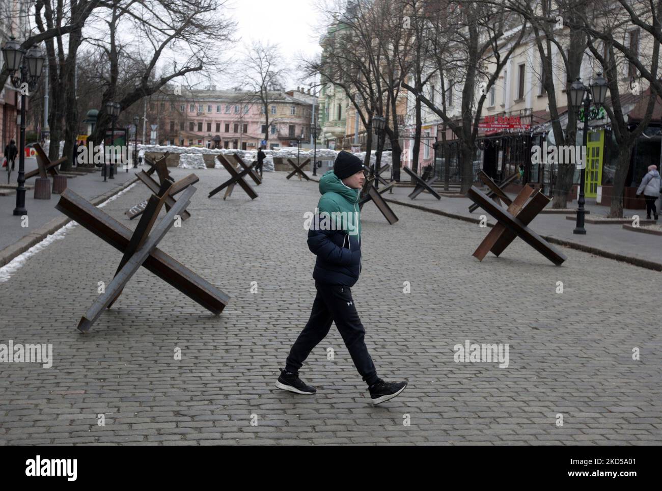 Ein Mann geht nach dem Beginn der russischen Invasion während des Ukraine-Russland-Kriegs im Zentrum der Stadt Odesa, Ukraine, am 16. März 2022, an Panzerschutzhemmnissen vorbei. (Foto von STR/NurPhoto) Stockfoto
