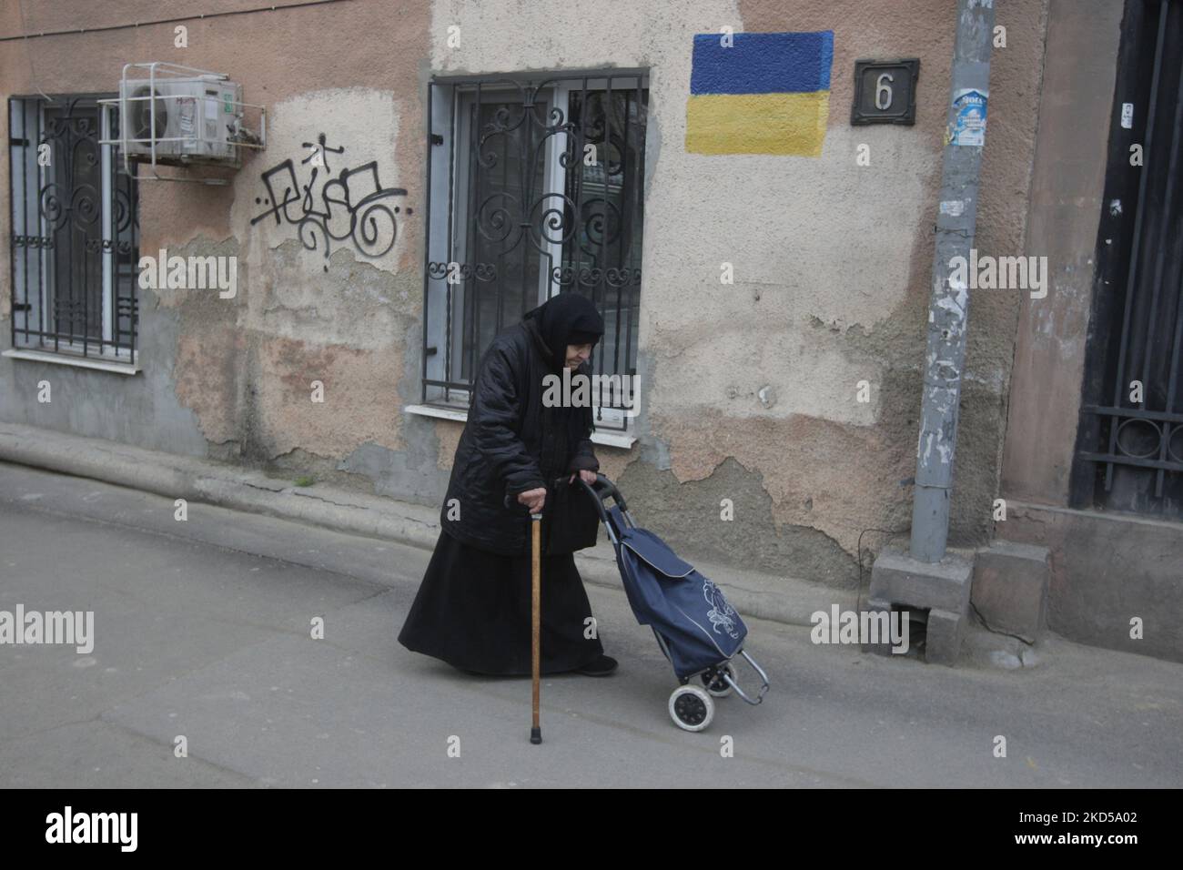 Eine ältere ukrainische Frau geht nach dem Beginn der russischen Invasion während des Ukraine-Russland-Kriegs im Zentrum der Stadt Odesa, Ukraine 16. März 2022. (Foto von STR/NurPhoto) Stockfoto