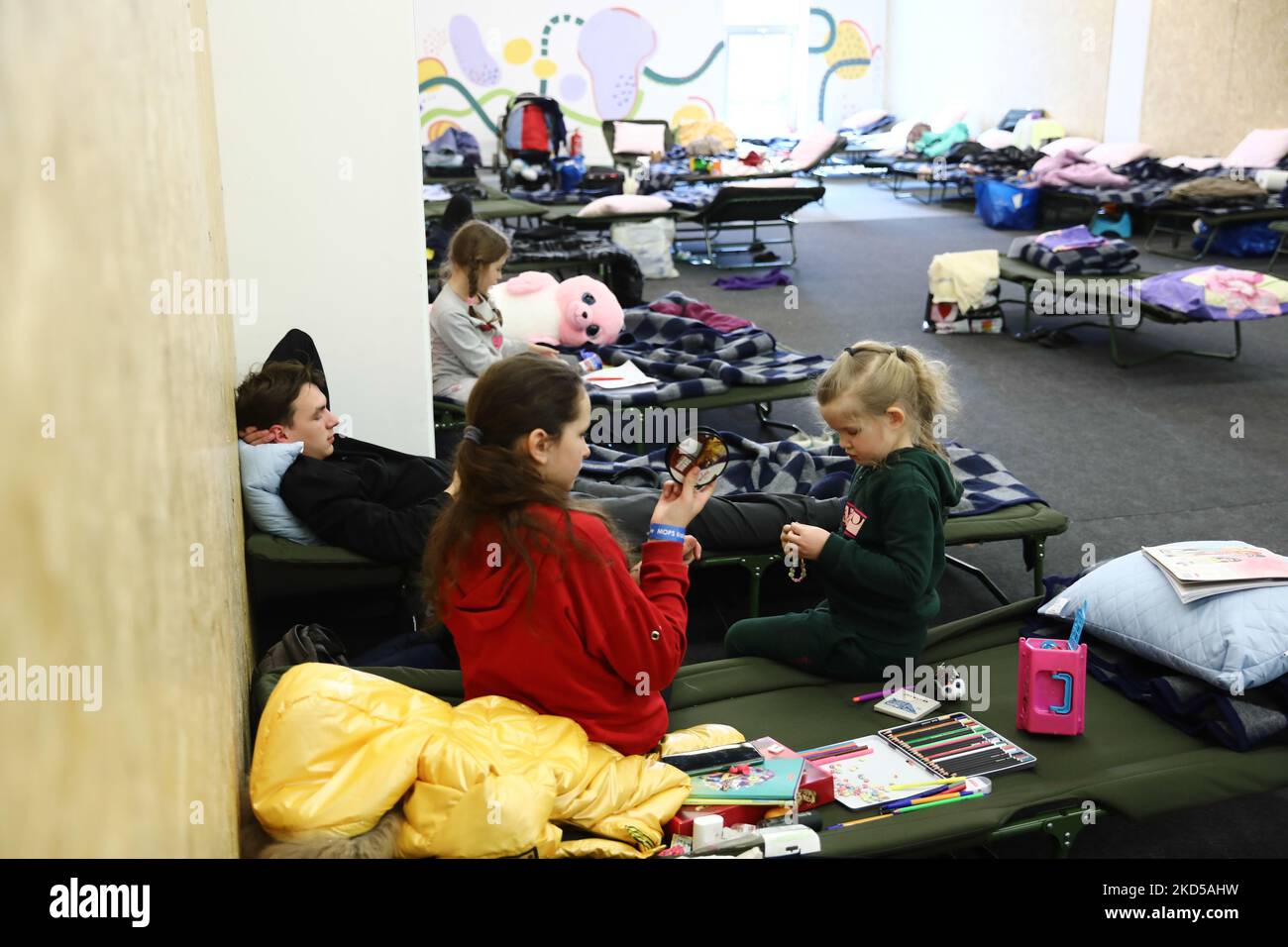 Menschen, die aus der Ukraine fliehen, werden in einem provisorischen Unterschlupf gesehen, das am 16. März 2022 in einem ehemaligen Einkaufszentrum in Krakau, Polen, eröffnet wurde. Zehntausende ukrainische Flüchtlinge kommen aufgrund der russischen Invasion nach Polen. (Foto von Jakub Porzycki/NurPhoto) Stockfoto