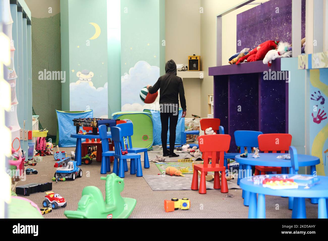 Ein Junge, der aus der Ukraine flüchtet, wird in einem provisorischen Tierheim gesehen, das am 16. März 2022 in einem ehemaligen Einkaufszentrum in Krakau, Polen, eröffnet wurde. Zehntausende ukrainische Flüchtlinge kommen aufgrund der russischen Invasion nach Polen. (Foto von Jakub Porzycki/NurPhoto) Stockfoto