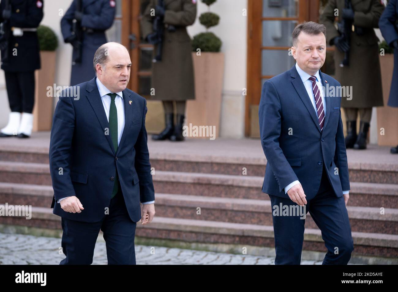 Der britische Verteidigungsminister Ben Wallace und der polnische Verteidigungsminister Mariusz Blaszczak nehmen am 17. März 2022 an einer gemeinsamen Pressekonferenz im Verteidigungsministerium in Warschau, Polen, Teil (Foto: Mateusz Wlodarczyk/NurPhoto) Stockfoto