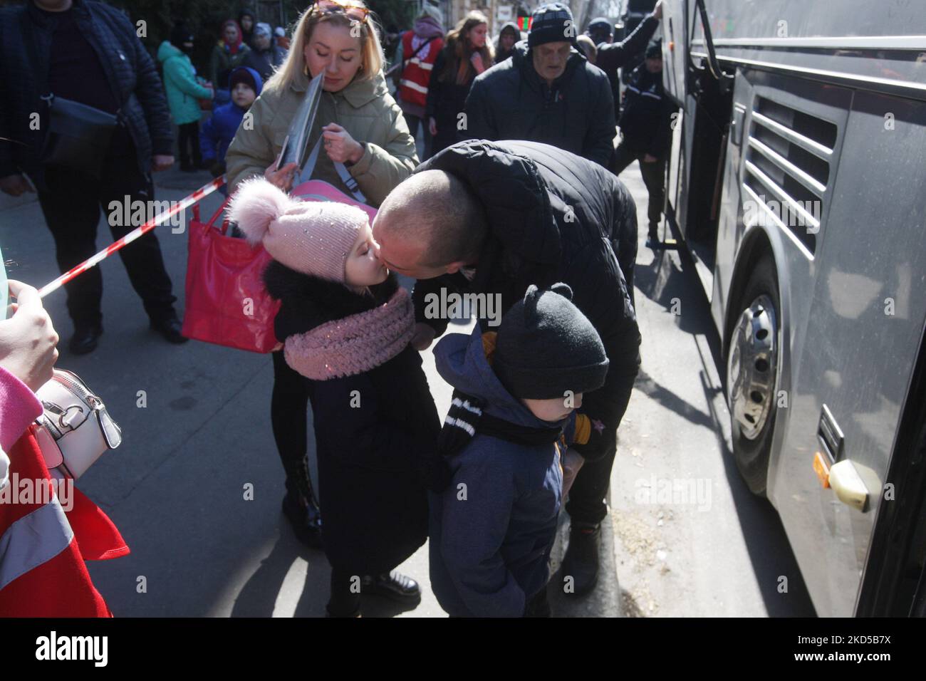 Ein Mann sagt Auf Wiedersehen zu seiner Familie, die zu einer Reise aufbrechen wird, die von der Ukrainischen Roten Kreuz Gesellschaft organisiert wurde, um aus der Ukraine in der Stadt Odesa, Ukraine, zu entkommen 17. März 2022. Mehr als 300.000 Menschen sind nach Moldawien gekommen, von denen 110.000 sich aufhalten, um dem Krieg zu entkommen. (Foto von STR/NurPhoto) Stockfoto