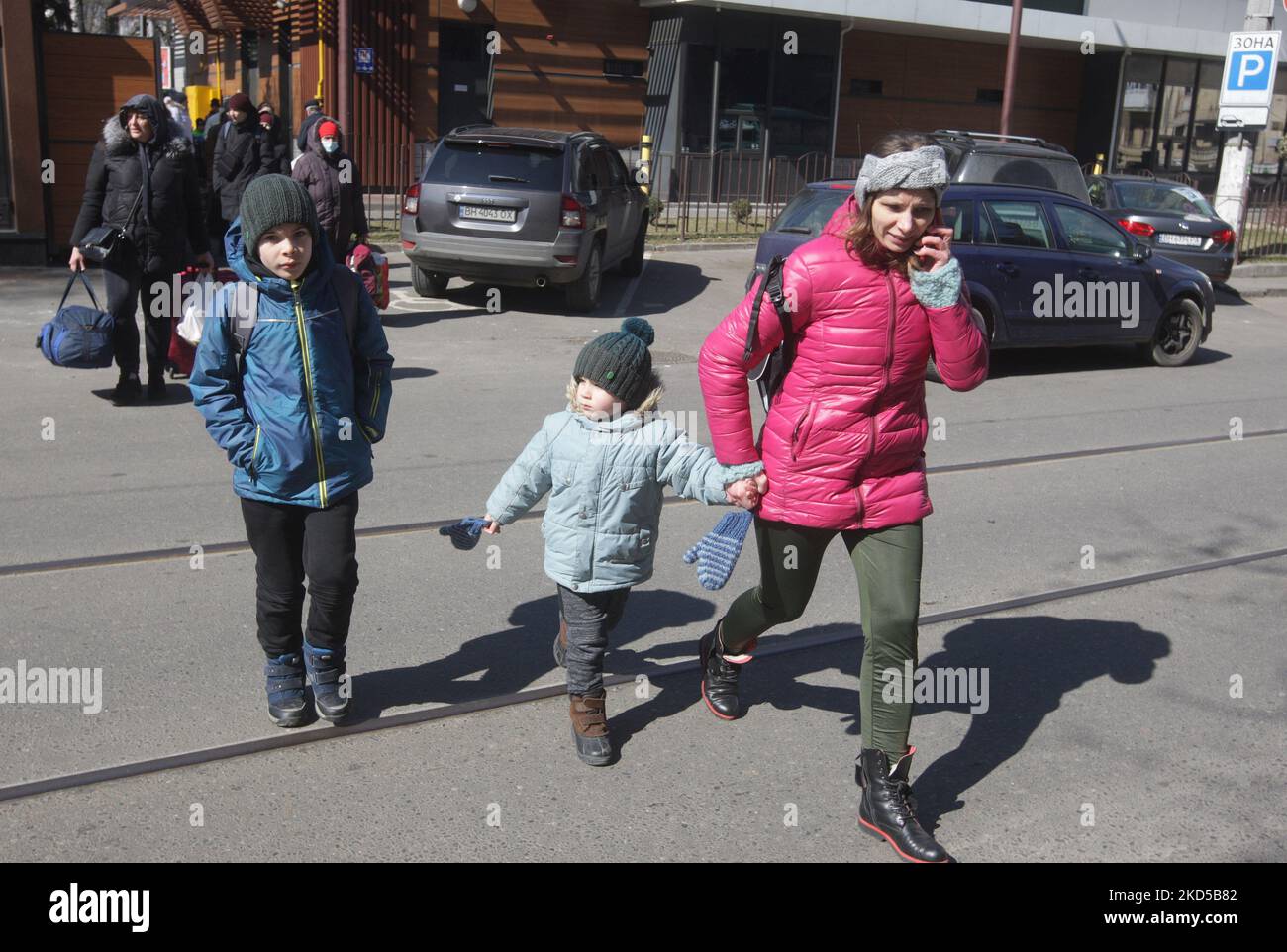 Ukrainische Flüchtlinge bereiten sich darauf vor, einen Bus für eine von der Ukrainischen Roten Kreuz-Gesellschaft organisierte Reise zur Flucht aus der Ukraine in der Stadt Odesa, Ukraine, zu nehmen 17. März 2022. Mehr als 300.000 Menschen sind nach Moldawien gekommen, von denen 110.000 sich aufhalten, um dem Krieg zu entkommen. (Foto von STR/NurPhoto) Stockfoto