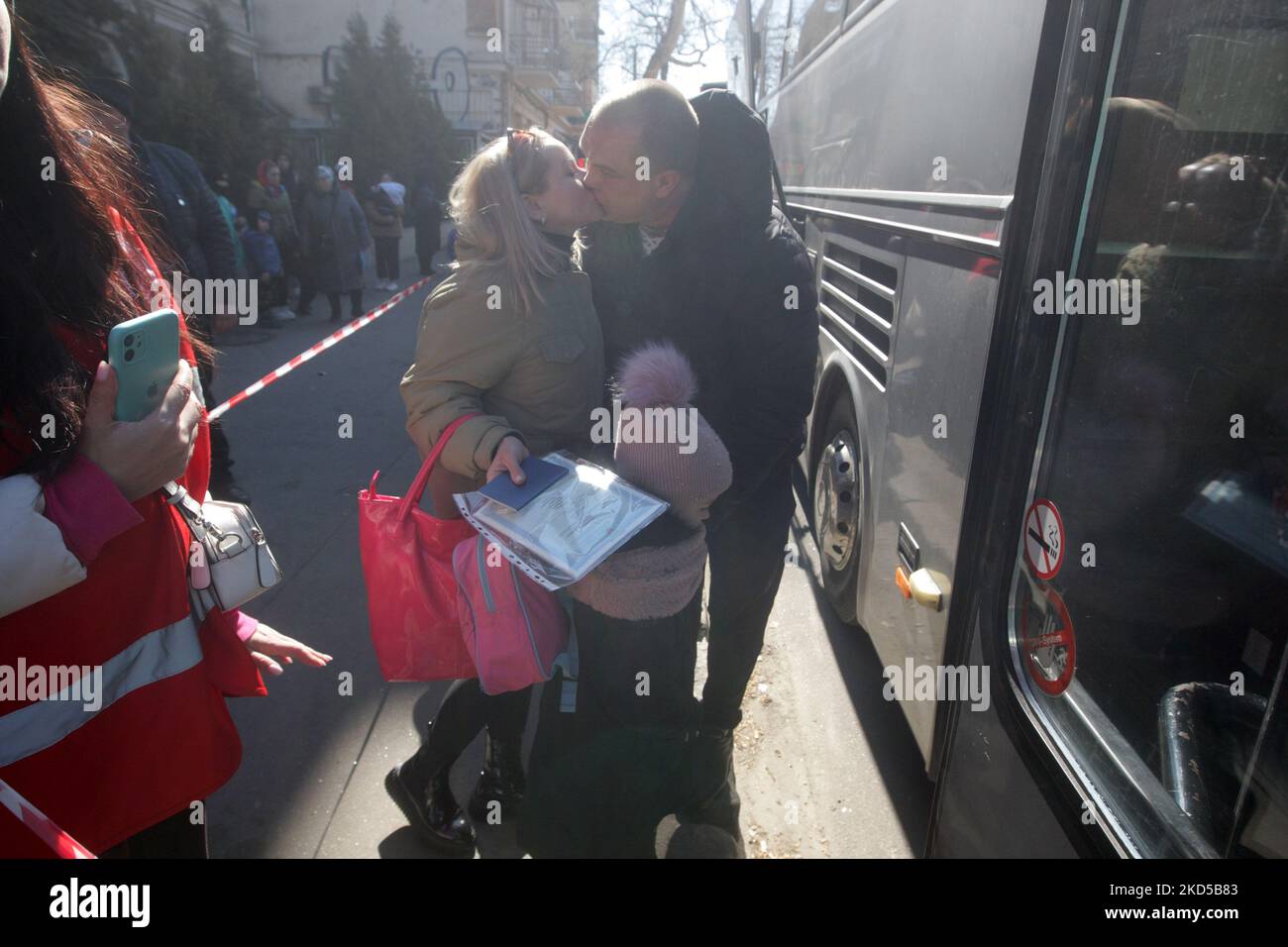 Ein Mann sagt Auf Wiedersehen zu seiner Familie, die zu einer Reise aufbrechen wird, die von der Ukrainischen Roten Kreuz Gesellschaft organisiert wurde, um aus der Ukraine in der Stadt Odesa, Ukraine, zu entkommen 17. März 2022. Mehr als 300.000 Menschen sind nach Moldawien gekommen, von denen 110.000 sich aufhalten, um dem Krieg zu entkommen. (Foto von STR/NurPhoto) Stockfoto