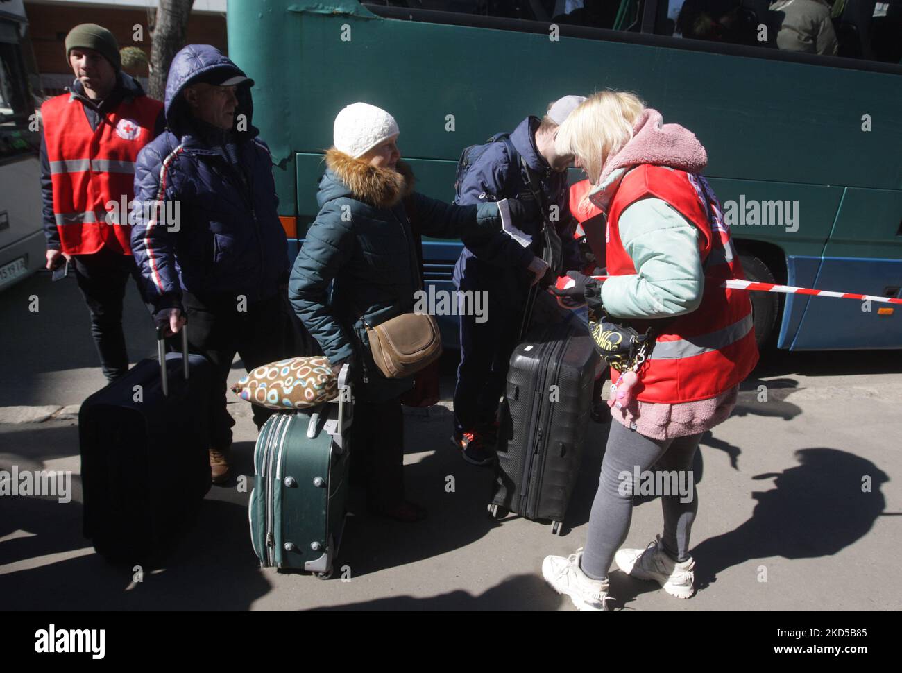 Ukrainische Flüchtlinge bereiten sich darauf vor, einen Bus für eine von der Ukrainischen Roten Kreuz-Gesellschaft organisierte Reise zur Flucht aus der Ukraine in der Stadt Odesa, Ukraine, zu nehmen 17. März 2022. Mehr als 300.000 Menschen sind nach Moldawien gekommen, von denen 110.000 sich aufhalten, um dem Krieg zu entkommen. (Foto von STR/NurPhoto) Stockfoto