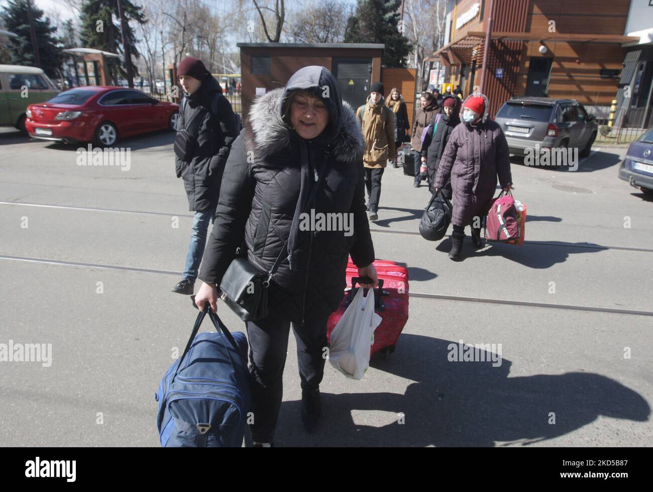 Ukrainische Flüchtlinge bereiten sich darauf vor, einen Bus für eine von der Ukrainischen Roten Kreuz-Gesellschaft organisierte Reise zur Flucht aus der Ukraine in der Stadt Odesa, Ukraine, zu nehmen 17. März 2022. Mehr als 300.000 Menschen sind nach Moldawien gekommen, von denen 110.000 sich aufhalten, um dem Krieg zu entkommen. (Foto von STR/NurPhoto) Stockfoto