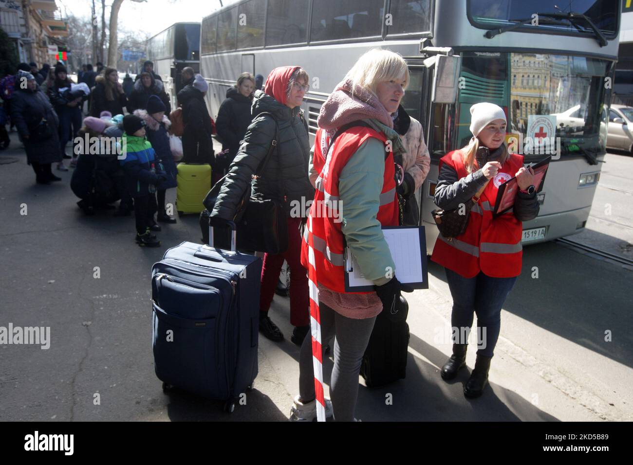 Ukrainische Flüchtlinge bereiten sich darauf vor, einen Bus für eine von der Ukrainischen Roten Kreuz-Gesellschaft organisierte Reise zur Flucht aus der Ukraine in der Stadt Odesa, Ukraine, zu nehmen 17. März 2022. Mehr als 300.000 Menschen sind nach Moldawien gekommen, von denen 110.000 sich aufhalten, um dem Krieg zu entkommen. (Foto von STR/NurPhoto) Stockfoto