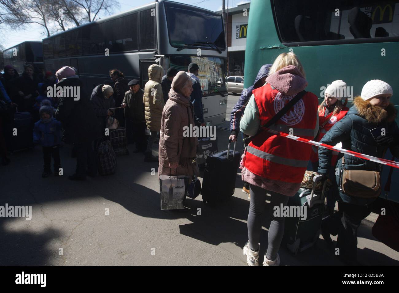 Ukrainische Flüchtlinge bereiten sich darauf vor, einen Bus für eine von der Ukrainischen Roten Kreuz-Gesellschaft organisierte Reise zur Flucht aus der Ukraine in der Stadt Odesa, Ukraine, zu nehmen 17. März 2022. Mehr als 300.000 Menschen sind nach Moldawien gekommen, von denen 110.000 sich aufhalten, um dem Krieg zu entkommen. (Foto von STR/NurPhoto) Stockfoto