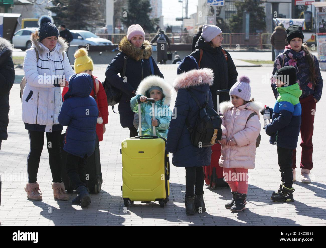 Ukrainische Flüchtlinge bereiten sich darauf vor, einen Bus für eine von der Ukrainischen Roten Kreuz-Gesellschaft organisierte Reise zur Flucht aus der Ukraine in der Stadt Odesa, Ukraine, zu nehmen 17. März 2022. Mehr als 300.000 Menschen sind nach Moldawien gekommen, von denen 110.000 sich aufhalten, um dem Krieg zu entkommen. (Foto von STR/NurPhoto) Stockfoto