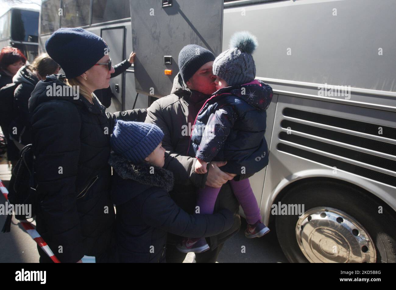 Ukrainische Flüchtlinge bereiten sich darauf vor, einen Bus für eine von der Ukrainischen Roten Kreuz-Gesellschaft organisierte Reise zur Flucht aus der Ukraine in der Stadt Odesa, Ukraine, zu nehmen 17. März 2022. Mehr als 300.000 Menschen sind nach Moldawien gekommen, von denen 110.000 sich aufhalten, um dem Krieg zu entkommen. (Foto von STR/NurPhoto) Stockfoto