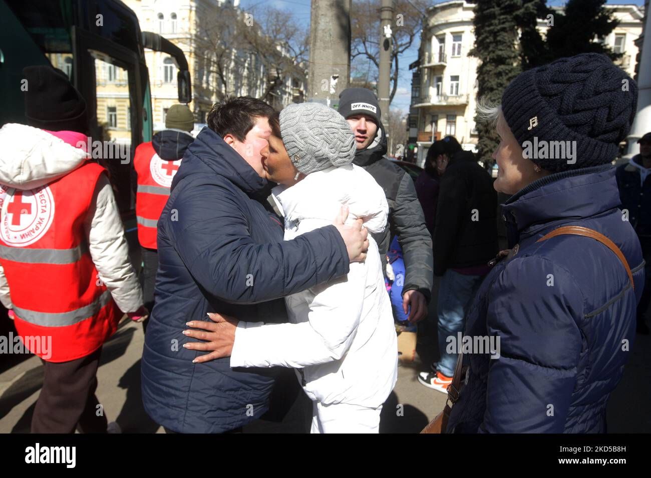 Verwandte sagen, dass sich Auf Wiedersehen auf eine Busreise vorbereitet, die von der Ukrainischen Rotkreuzgesellschaft zur Flucht aus der Ukraine in der Stadt Odessa, Ukraine, organisiert wurde 17. März 2022. Mehr als 300.000 Menschen sind nach Moldawien gekommen, von denen 110.000 sich aufhalten, um dem Krieg zu entkommen. (Foto von STR/NurPhoto) Stockfoto