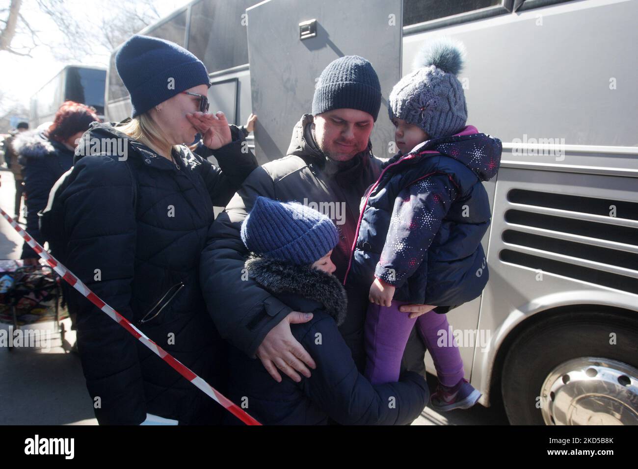 Ukrainische Flüchtlinge bereiten sich darauf vor, einen Bus für eine von der Ukrainischen Roten Kreuz-Gesellschaft organisierte Reise zur Flucht aus der Ukraine in der Stadt Odesa, Ukraine, zu nehmen 17. März 2022. Mehr als 300.000 Menschen sind nach Moldawien gekommen, von denen 110.000 sich aufhalten, um dem Krieg zu entkommen. (Foto von STR/NurPhoto) Stockfoto