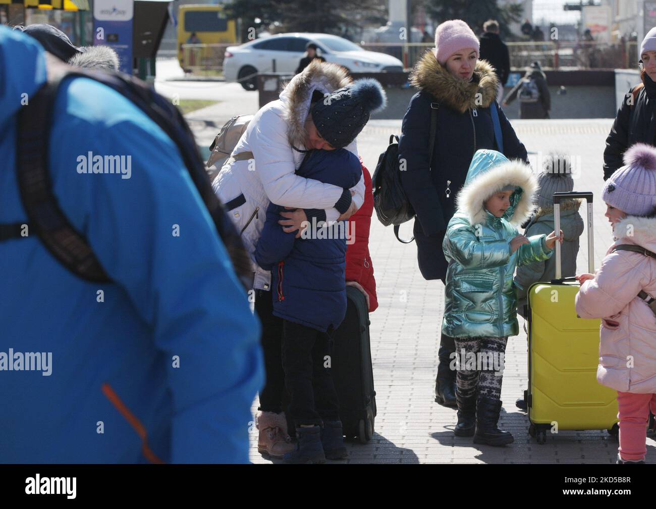 Ukrainische Flüchtlinge bereiten sich darauf vor, einen Bus für eine von der Ukrainischen Roten Kreuz-Gesellschaft organisierte Reise zur Flucht aus der Ukraine in der Stadt Odesa, Ukraine, zu nehmen 17. März 2022. Mehr als 300.000 Menschen sind nach Moldawien gekommen, von denen 110.000 sich aufhalten, um dem Krieg zu entkommen. (Foto von STR/NurPhoto) Stockfoto