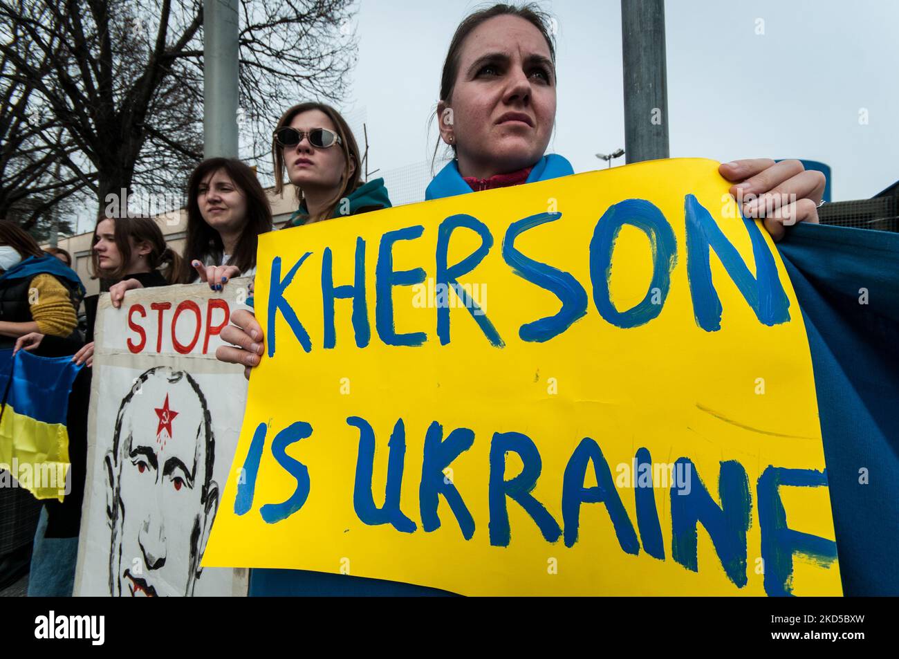 Ukrainische Bürger demonstrieren in der Nähe der Botschaft der Russischen Föderation gegen den Krieg in der Ukraine in Rom, Italien, am 17. März 2022 (Foto: Andrea Ronchini/NurPhoto) Stockfoto