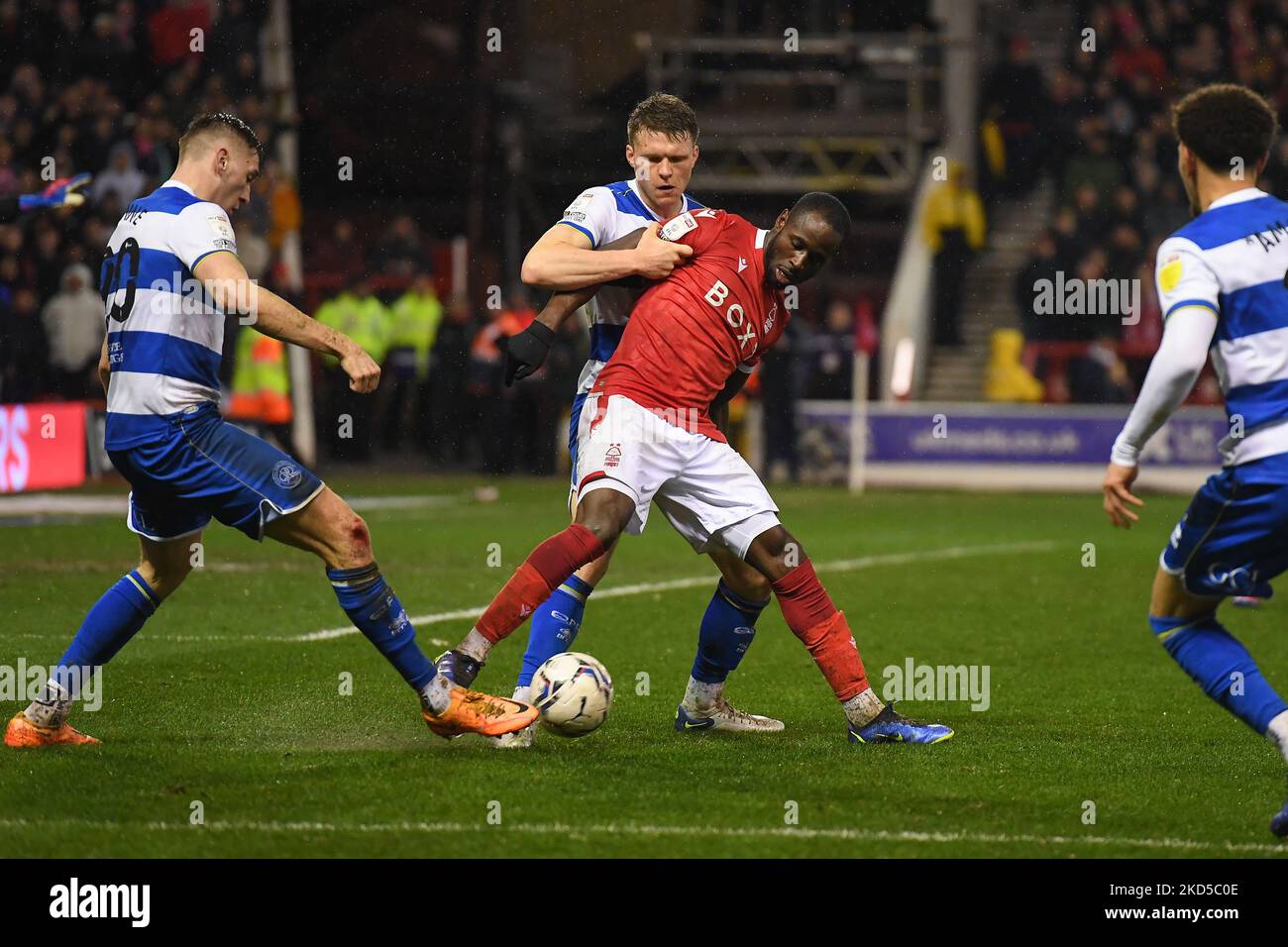 Keinan Davis von Nottingham Forest kämpft mit Jimmy Dunne von Queens Park Rangers und Rob Dickie von Queens Park Rangers während des Sky Bet Championship-Spiels zwischen Nottingham Forest und Queens Park Rangers am City Ground, Nottingham, am Mittwoch, 16.. März 2022. (Foto von Jon Hobley/MI News/NurPhoto) Stockfoto