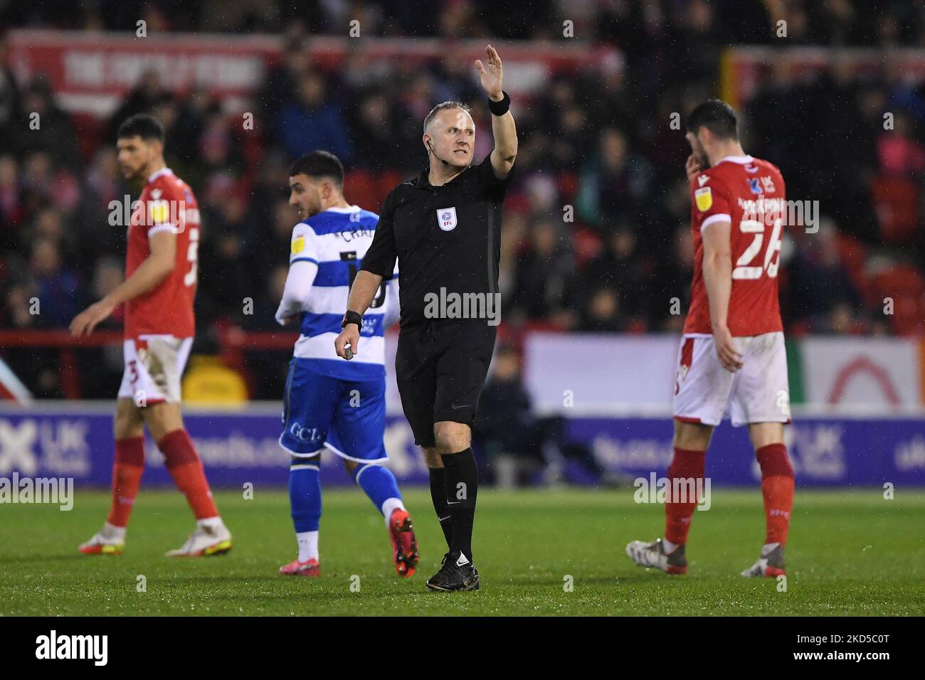 Schiedsrichter Peter Bankes während des Sky Bet Championship-Spiels zwischen Nottingham Forest und Queens Park Rangers am City Ground, Nottingham, am Mittwoch, 16.. März 2022. (Foto von Jon Hobley/MI News/NurPhoto) Stockfoto