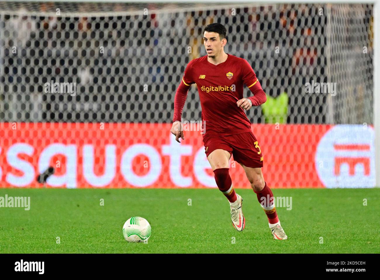 Roger Ibanez (AS Roma) während des Fußballspiels der UEFA Europa Conference League zwischen AS Roma und Vitesse im Olympiastadion in Rom am 17. März 2022. (Foto von Fabrizio Corragetti/LiveMedia/NurPhoto) Stockfoto