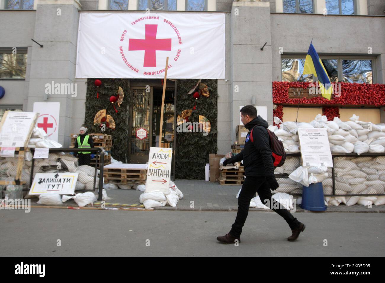 Ein Mann geht nach dem Beginn der russischen Invasion während des Ukraine-Russland-Krieges im Zentrum der Stadt Odesa, Ukraine 18. März 2022. (Foto von STR/NurPhoto) Stockfoto