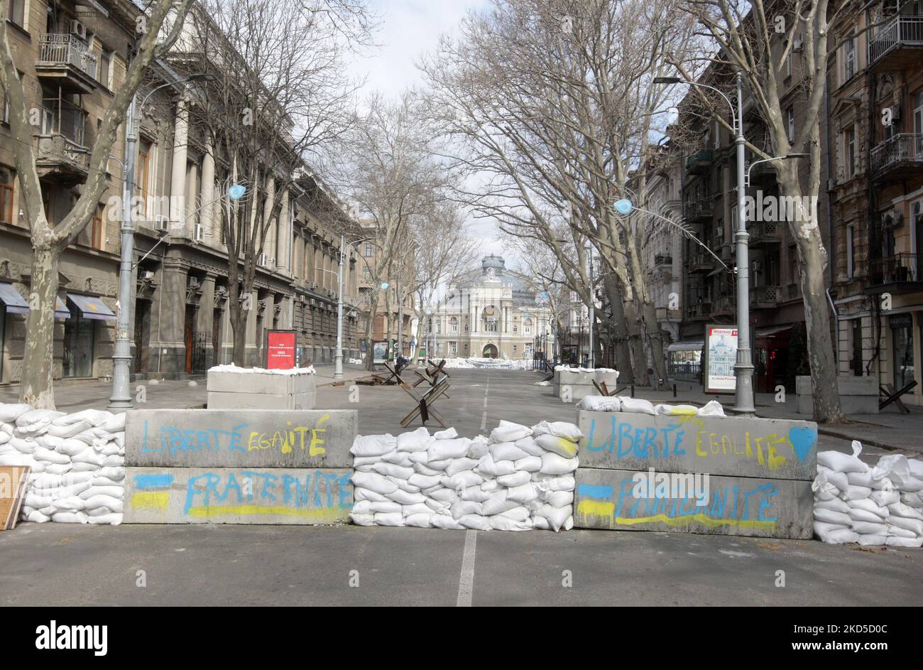Panzerabwehrhemmnisse sind nach dem Beginn der russischen Invasion während des Ukraine-Russland-Krieges im Zentrum der Stadt Odesa, Ukraine 18 März 2022 gesehen. (Foto von STR/NurPhoto) Stockfoto