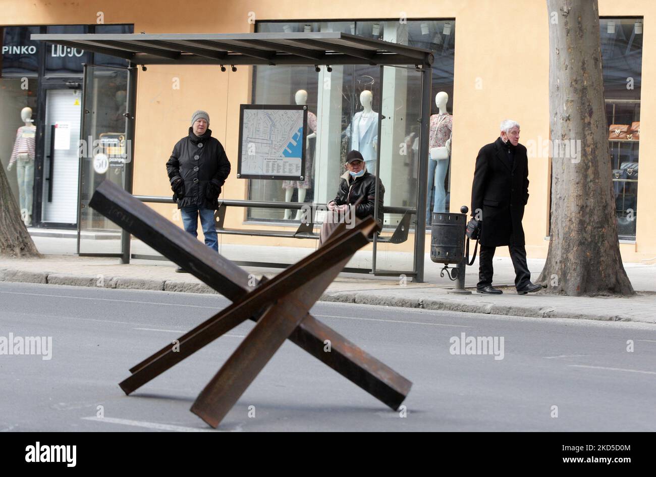 Ukrainer warten nach dem Beginn der russischen Invasion während des Ukraine-Russland-Krieges im Zentrum der Stadt Odesa, Ukraine 18. März 2022, auf einen öffentlichen Nahverkehr. (Foto von STR/NurPhoto) Stockfoto