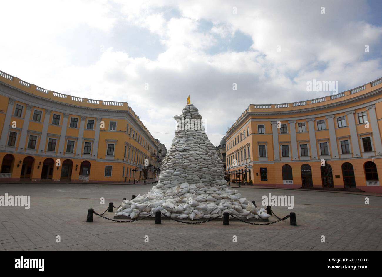 Nach dem Beginn der russischen Invasion während des Ukraine-Russland-Krieges im Zentrum der Stadt Odesa, Ukraine, am 18. März 2022, ist ein Denkmal für den Stadtgründer, den Herzog von Richelieu, mit Sandsäcken bedeckt. (Foto von STR/NurPhoto) Stockfoto
